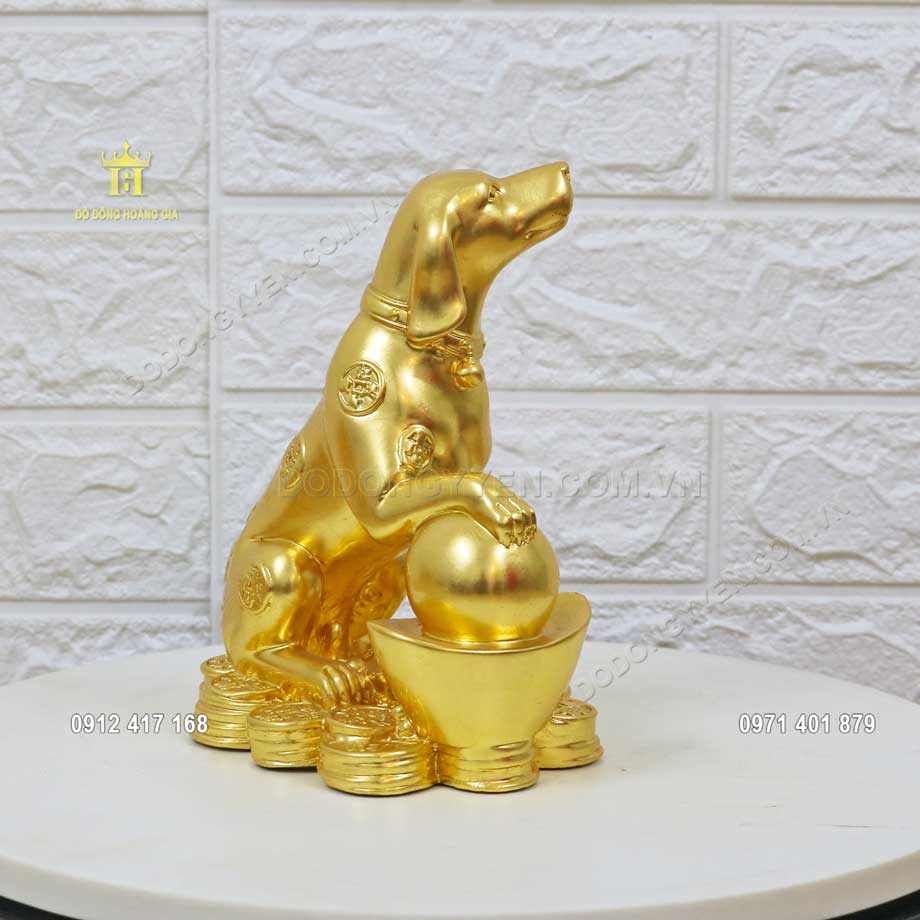 Đặt tượng ch&oacute; mạ v&agrave;ng tại ph&ograve;ng kh&aacute;ch hoặc ph&ograve;ng l&agrave;m việc gi&uacute;p gia tăng phong thủy cho gia chủ